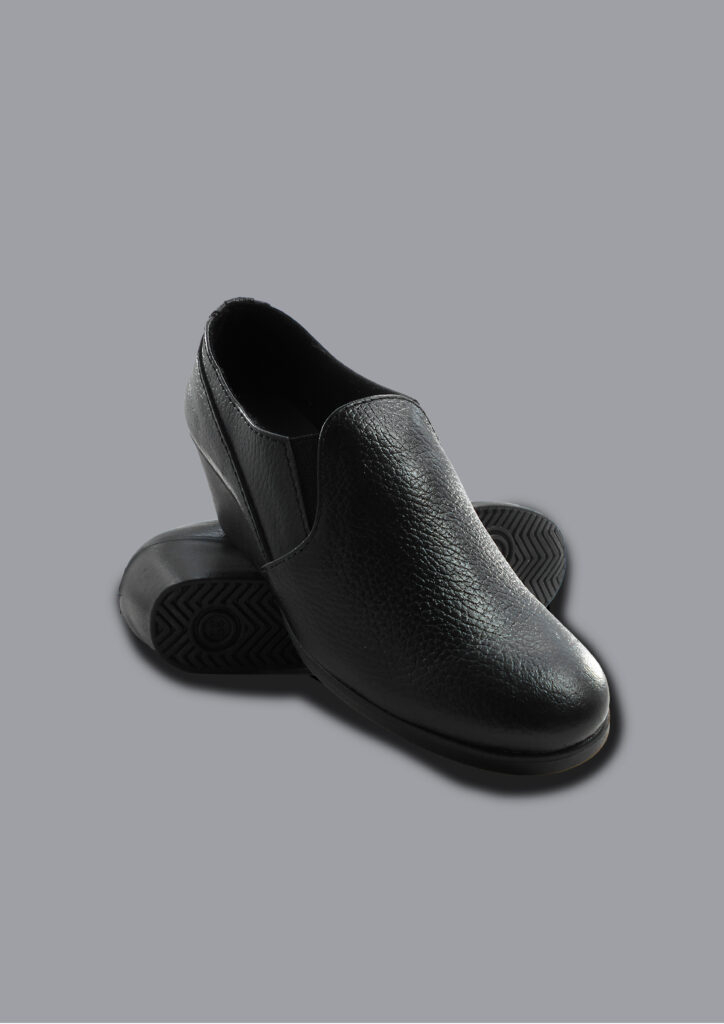 Zapato anatómico para dama Referencia 2205 con suela Gina en cuero negro natural.