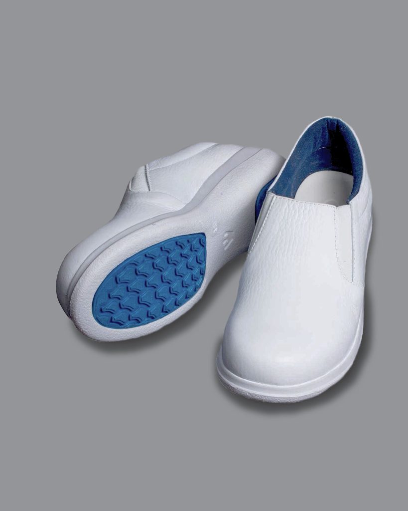 Mocasines blancos para enfermería con suela Irina antideslizante y cuero natural, perfectos para jornadas largas en hospitales y laboratorios.