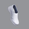 Mocasín blanco individual para el sector salud, con suela Irina especializada para un agarre seguro y diseño de fácil colocación.