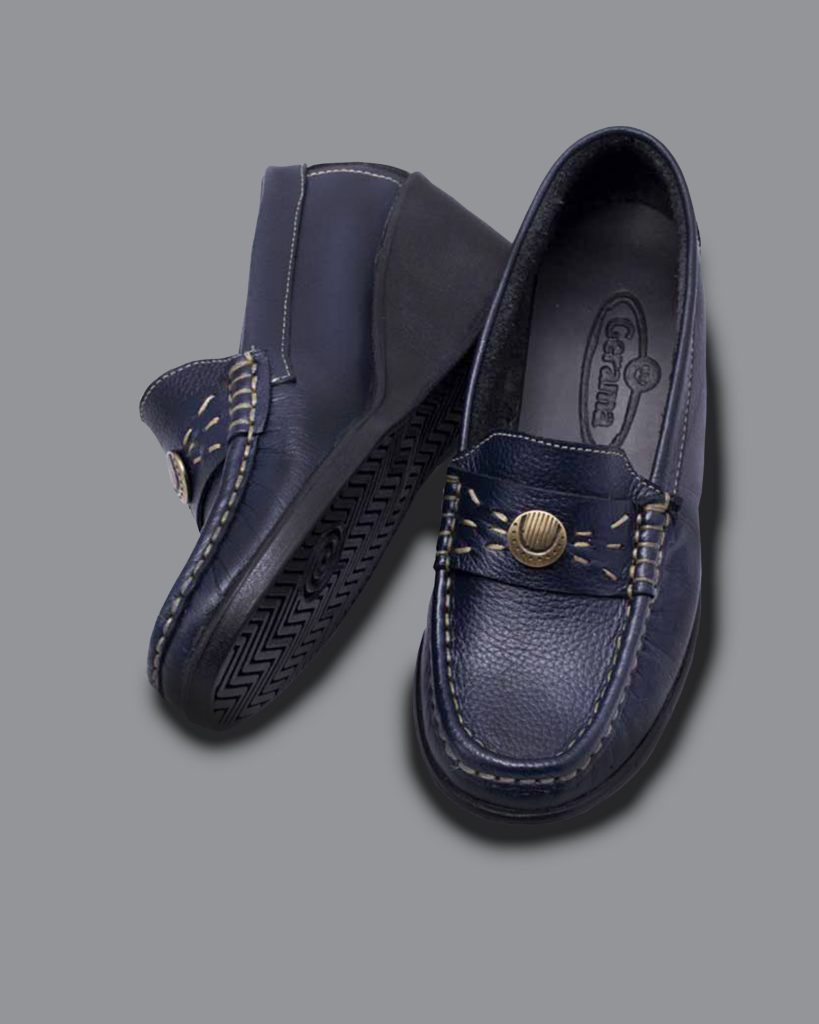 Mocasines azules para mujeres con detalle de herraje y suela Gina, de Gerama.