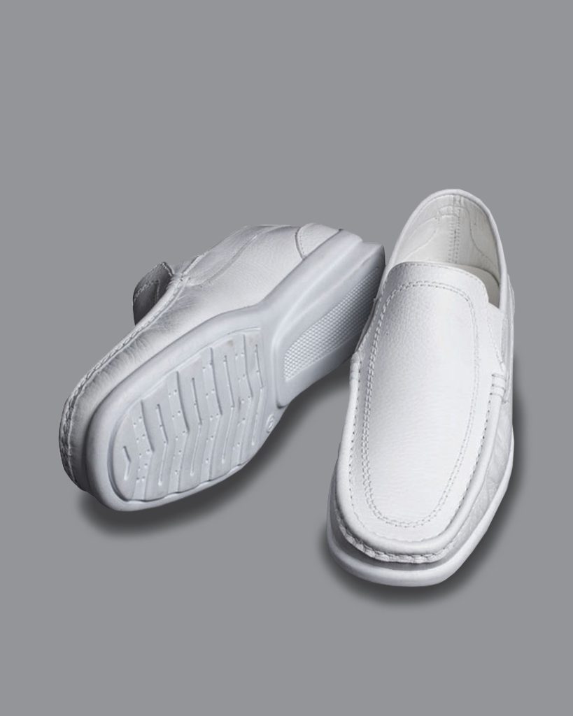 Mocasines Luciano en cuero blanco natural con suela PVC flexible para dotación.