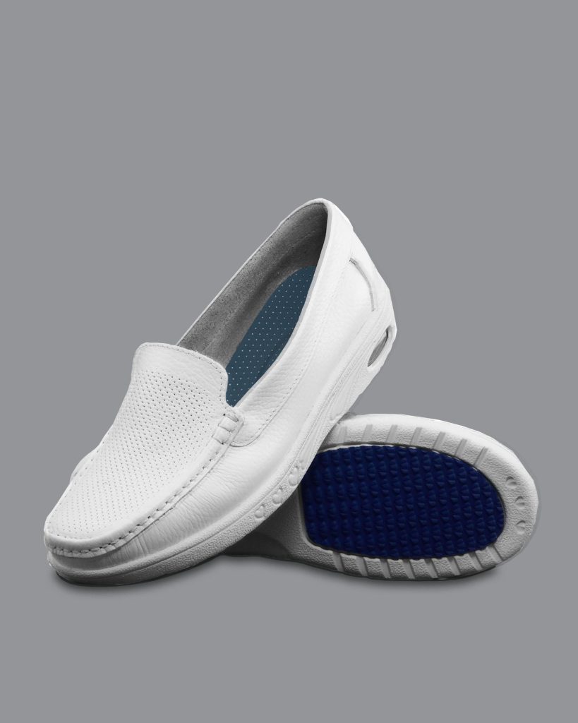 Mocasines de cuero blanco perforado Ref. 979 con suela azul antideslizante para enfermería