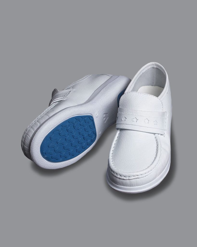 Mocasines blancos 974-Irina con suela azul para dotación hospitalaria, cuero natural.