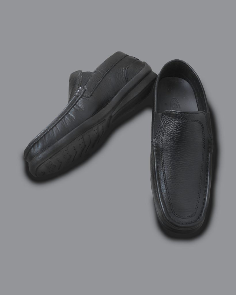 Mocasines masculinos 1618 Luciano Negro para dotación institucional, cuero natural y suela resistente.