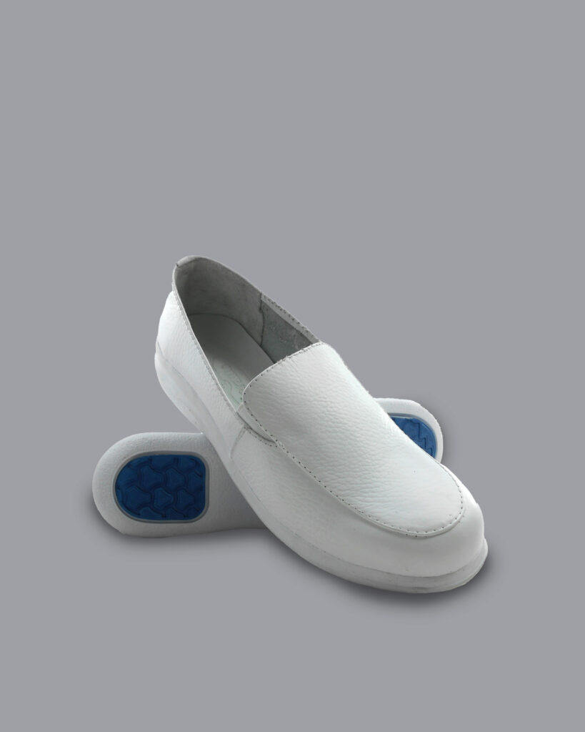 Mocasines blancos modelo Irina para enfermería en cuero natural, suela de PVC flexible, vista lateral.