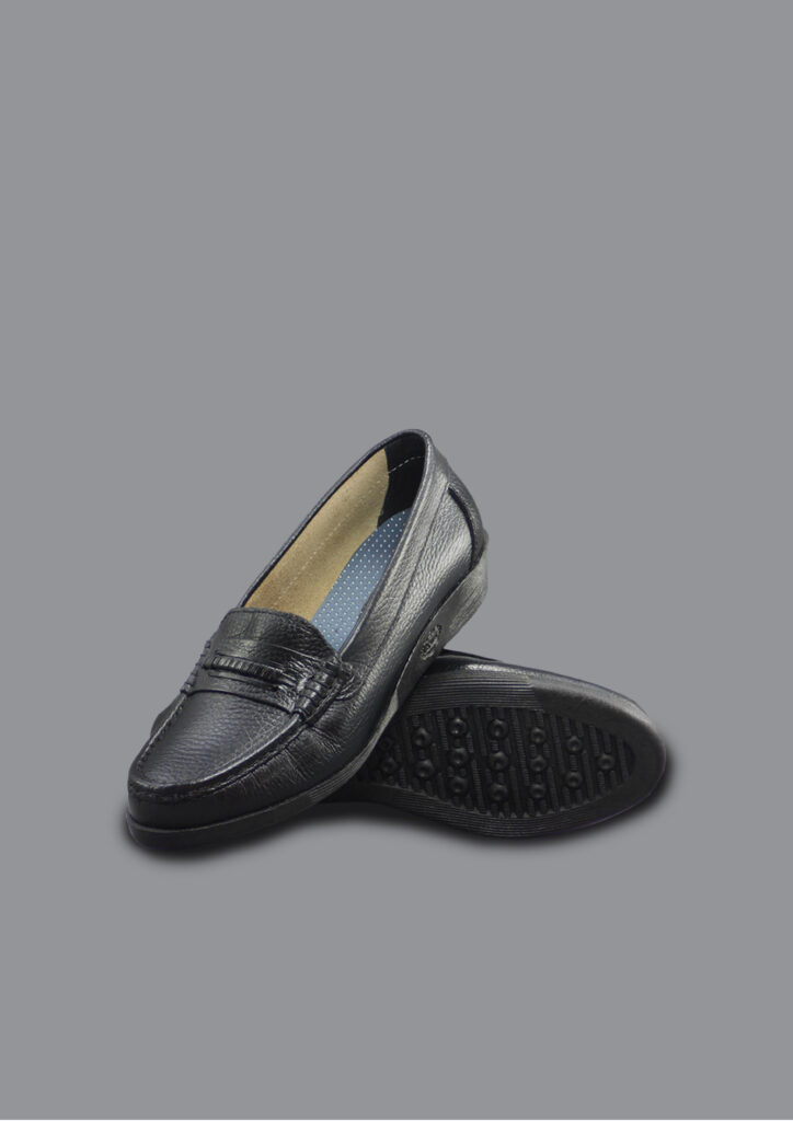 Mocasines negros de cuero natural para dotación institucional, referencia 668 suela Juliana, destacando su diseño cómodo y profesional.