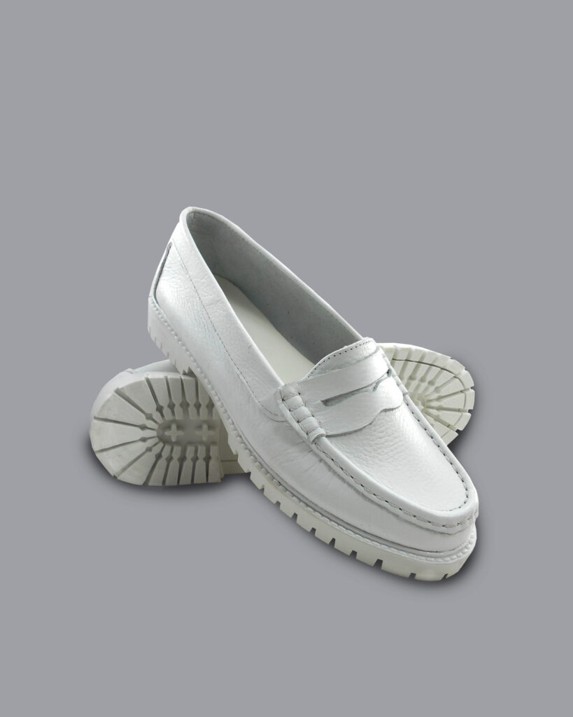 Mocasines de enfermería en cuero blanco Ref. 450 Suela Yacky, con diseño práctico y suela antideslizante para seguridad y comodidad todo el día.