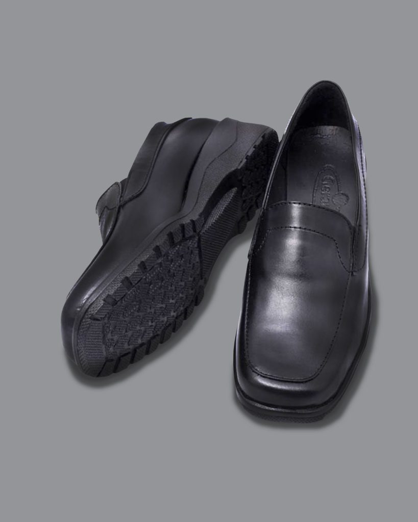 Mocasines de punta cuadrada negros para dotación, Referencia 1214 suela Luna, hechos en cuero natural, vista superior e inferior.
