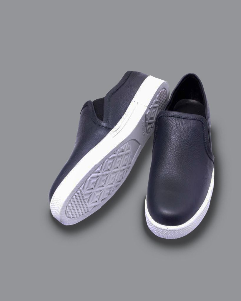 Mocasines unisex en cuero natural color azul oscuro, suela Cavucol blanca, para dotación y mayoristas.