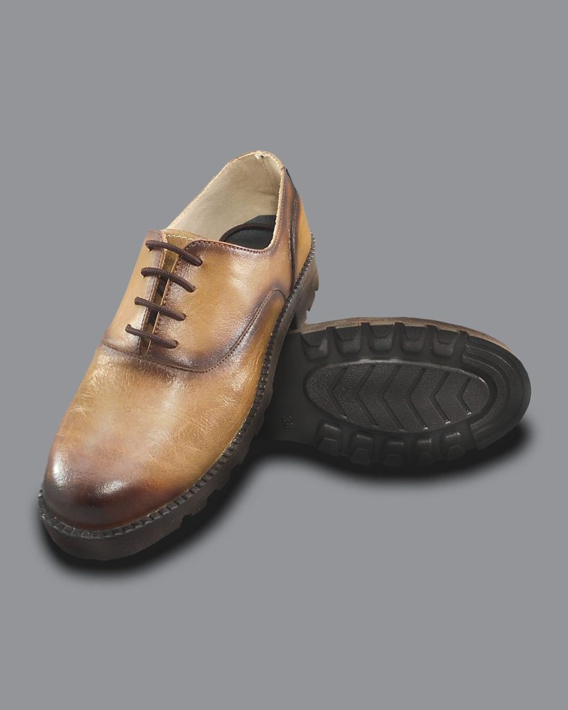 Zapato Oxford mujer cuero almendra referencia 156 suela Suelaflex, diseño casual-elegante, fabricado en Bogotá.