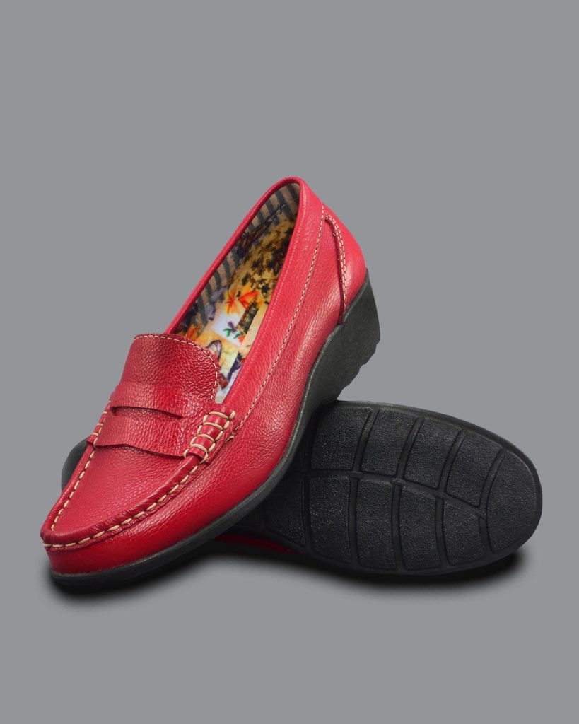 Zapatos mocasín de cuero legítimo para mujer en color rojo, negro, blanco, café, miel o azul oscuro con antifaz en el empeine. Ref. 2034 con suela Sofia.