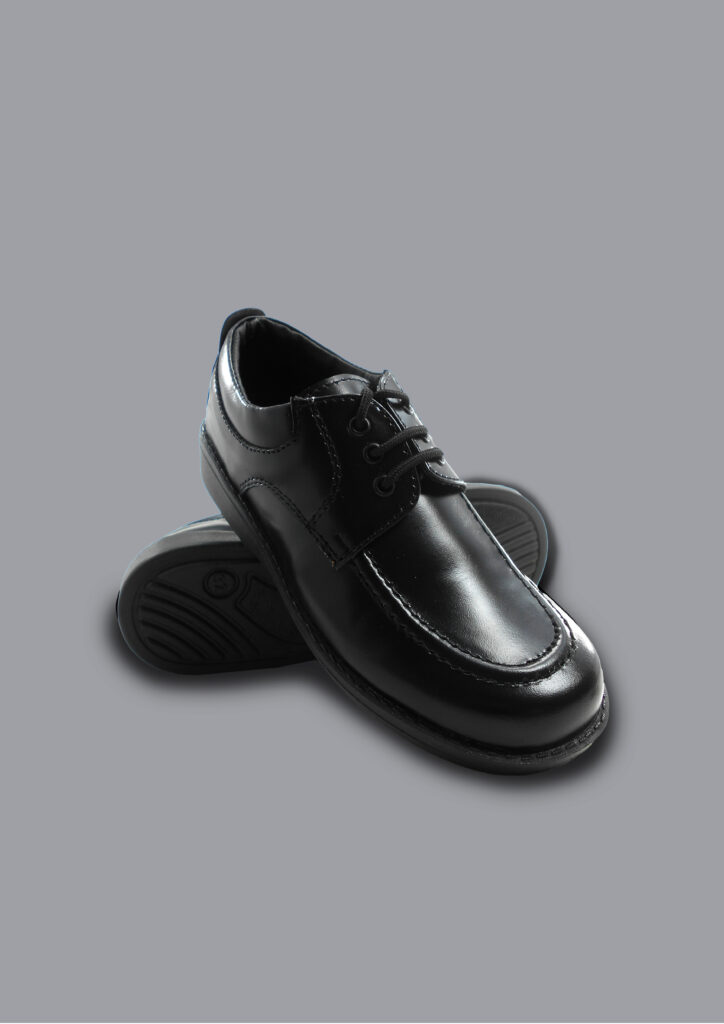 Zapatos clásicos en color negro hechos en cuero con suela ONE.