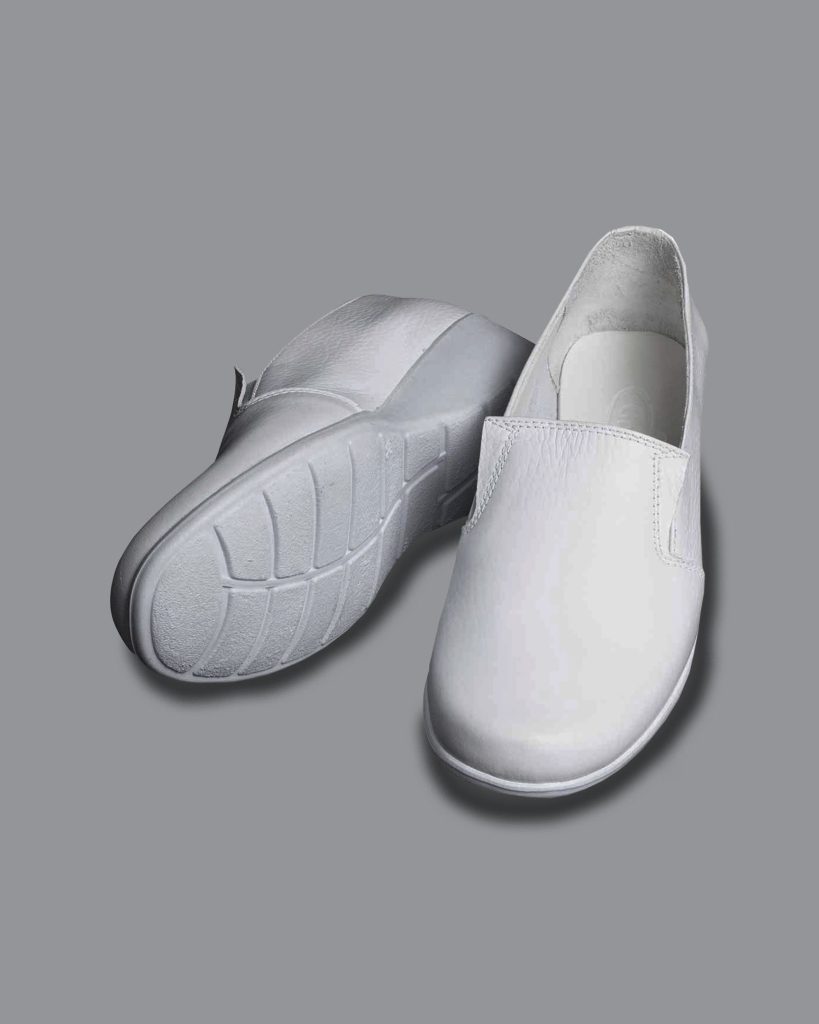 Mocasines blancos en cuero natural para enfermería, modelo 1240 suela Sofía, ideales para dotaciones y uso profesional continuo.