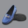 Mocasines para mujer en azul con herraje dorado, referencia 2919 suela Jimena, destacando su diseño elegante y confortable.