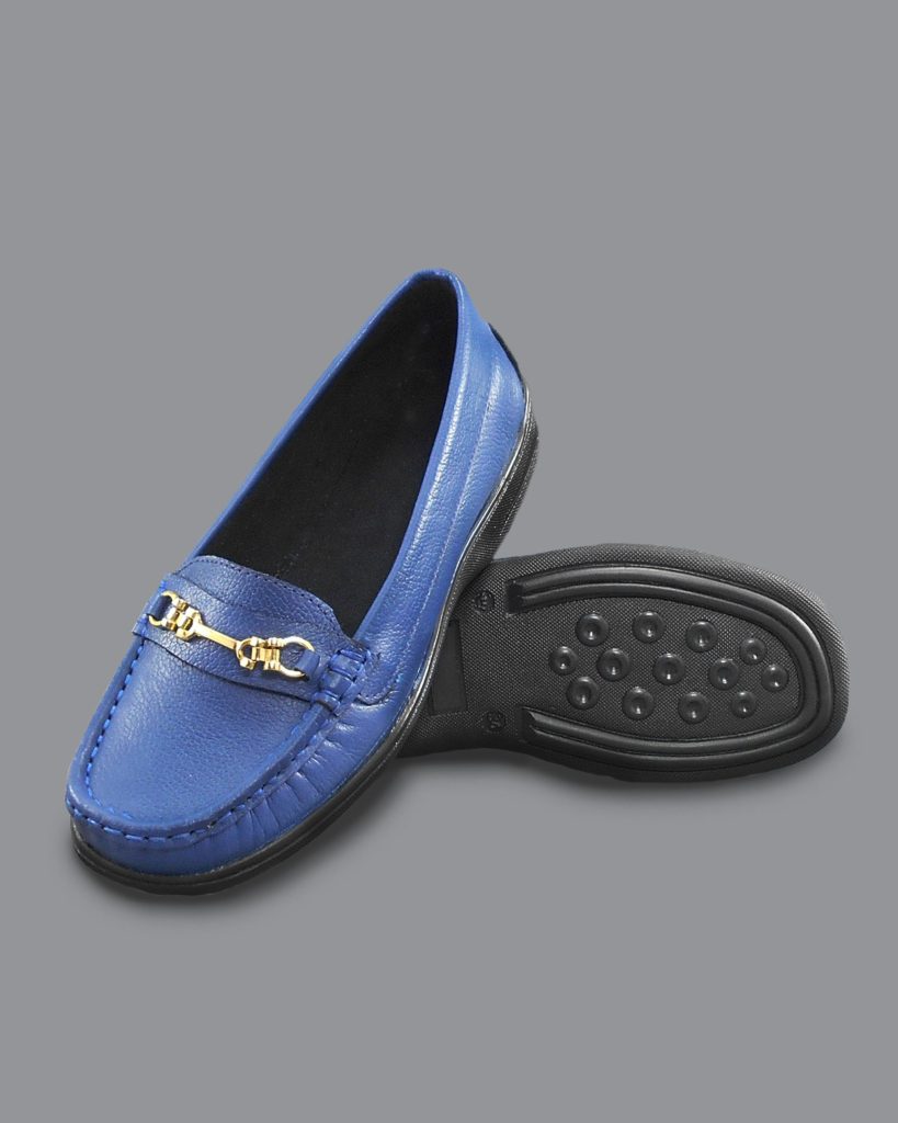 Mocasines para mujer en azul con herraje dorado, referencia 2919 suela Jimena, destacando su diseño elegante y confortable.