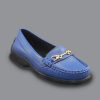 Mocasín de cuero azul para dama con detalle de herraje dorado, estilo clásico y atemporal, referencia 2919 suela Jimena.
