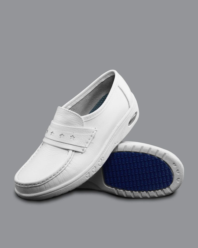 Zapatos Mocasines Blancos Gerama SAS referencia 974 suela Luciana, en cuero Sevillano natural con suela EVA antideslizante azul, diseñados para profesionales de la salud.