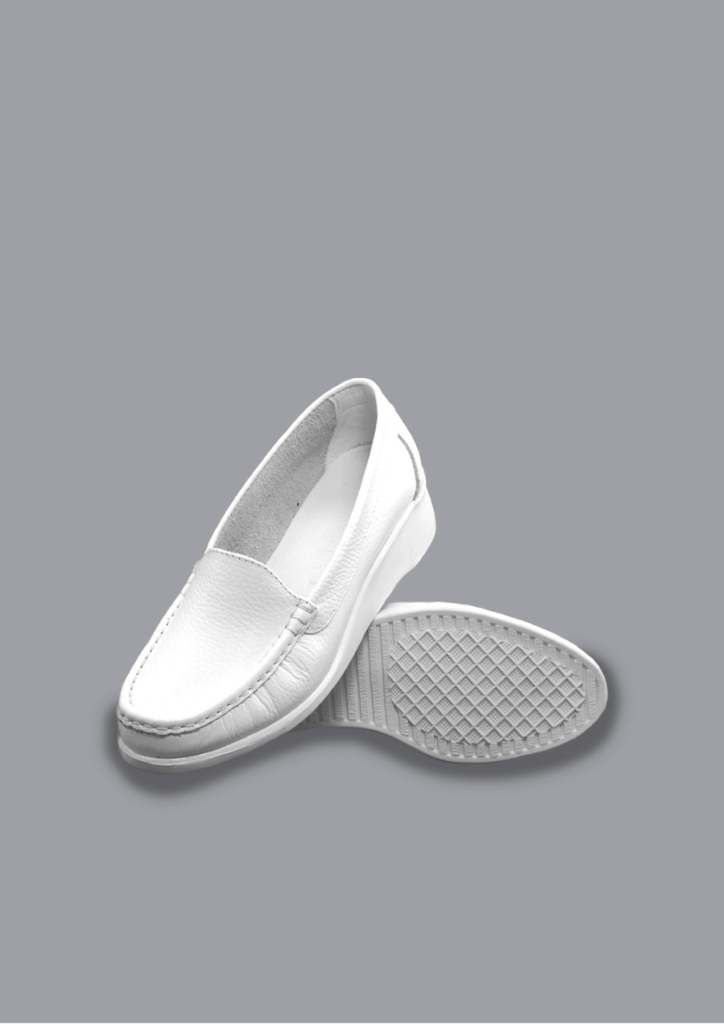 Mocasines blancos clásicos para enfermería 'Maria Helena' con suela de PVC antideslizante.