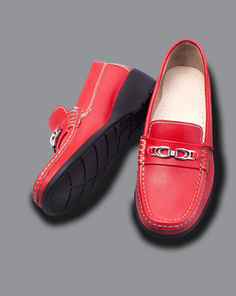 Mocasines rojos clásicos para mujer en cuero natural con suela Sofia.