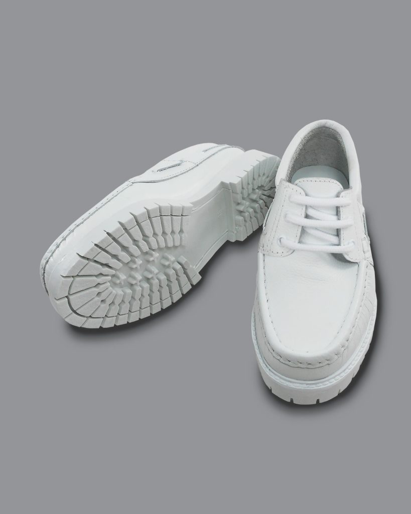 Mocasines náuticos de enfermería Ref. 446 suela Yacky en color blanco, con diseño ergonómico y suela antideslizante para profesionales de la salud