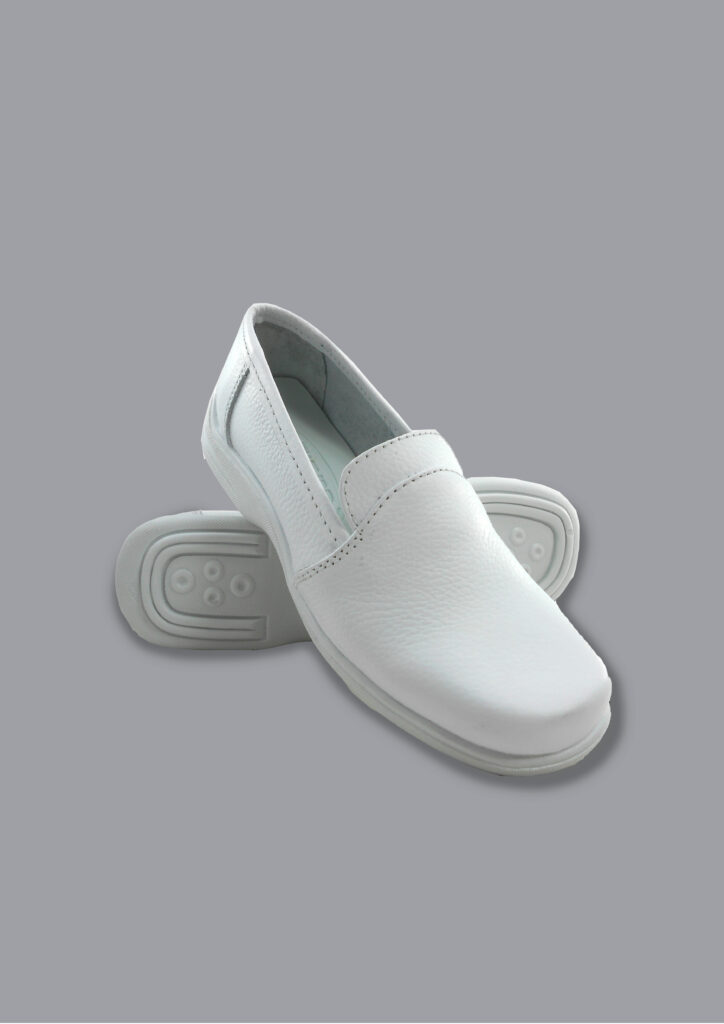 Zapatos slip-on blancos para enfermería, tipo mocasín, con cuero natural y suela Jimena, Referencia 928.