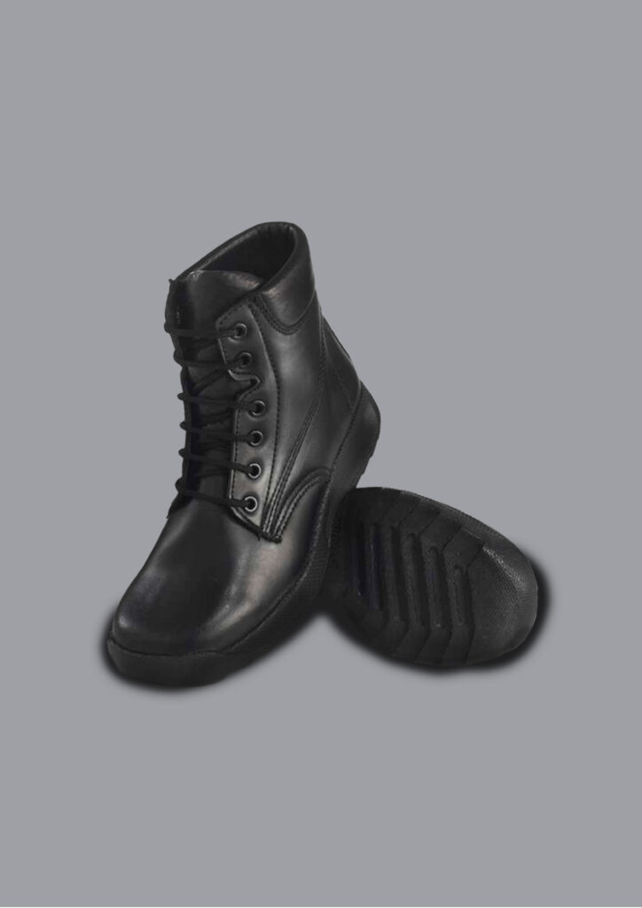 Bota de seguridad industrial para mujer Gerama, referencia 1111 suela T-Andry, en cuero negro natural, resistente y adaptable a condiciones laborales exigentes.