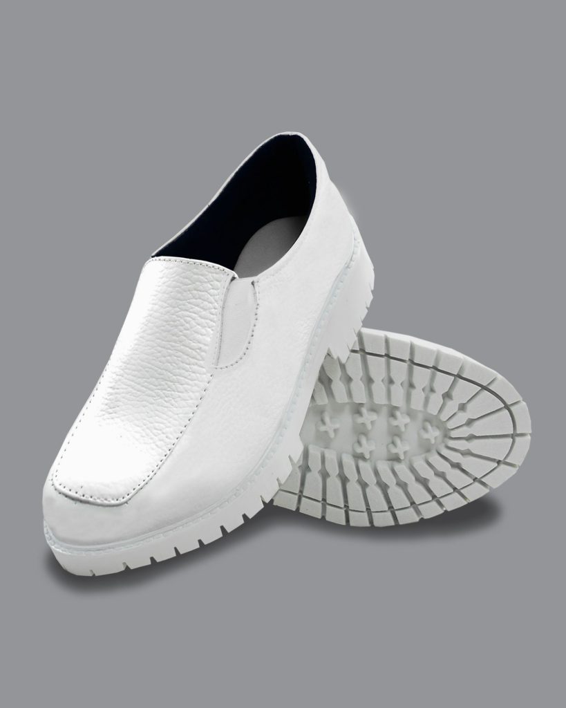 Mocasín blanco slip-on mujer enfermera referencia 1208 suela Yacky, cuero natural, calzado colombiano.