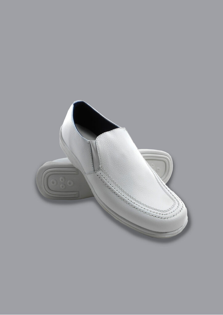 Zapato mocasín blanco Jimena para enfermera, suela antideslizante, cuero natural 100%.