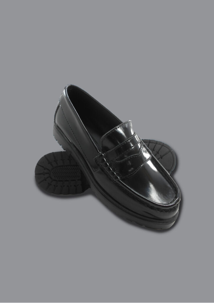 Vista frontal del Mocasín Colegial Unisex Ref. 040 Vichot, destacando su diseño pulido en cuero negro y suela antideslizante para máxima seguridad.