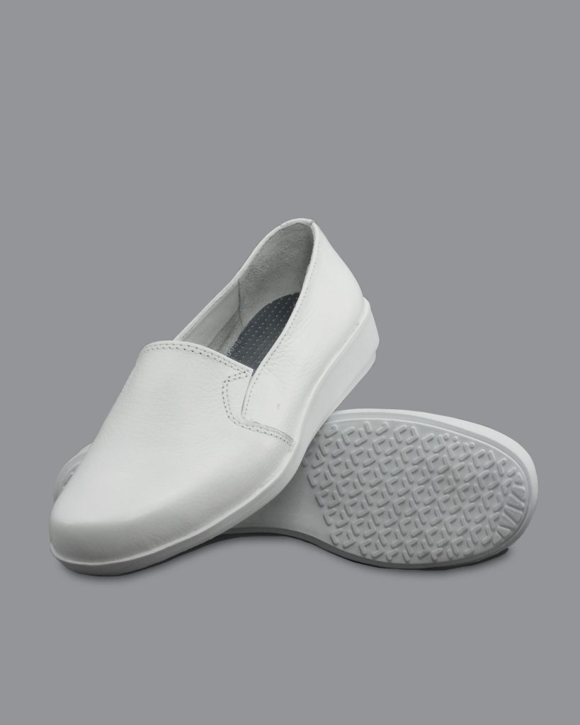 Zapatos Mocasines Slip-On Blancos Ref. 1240 suela Lola, destacando su diseño sin cordones y suela antideslizante para profesionales de la salud.