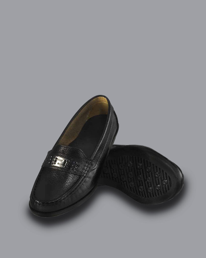 Mocasines de cuero negro con herraje metálico para mujer, Ref. 376 suela Juliana, de Gerama SAS.